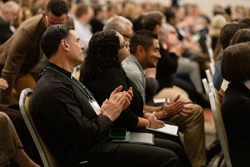An image of people clapping.